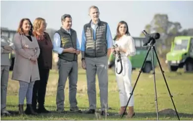  ??  ?? Los Reyes, con Juanma Moreno, Carmen Crespo y Rocío del Mar Castellano, alcaldesa de Almonte.