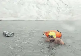  ??  ?? Training im 0 Grad kalten Wasser am Hintertuxe­r Gletscher