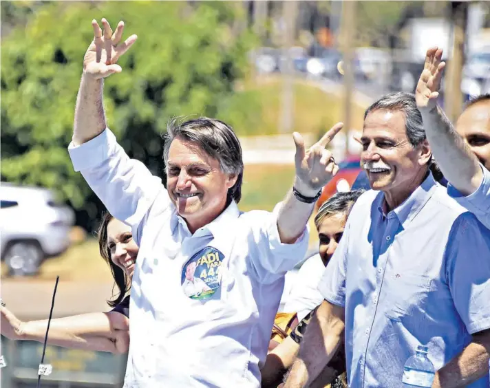  ??  ?? ► Jair Bolsonaro, en una imagen del 5 de septiembre en Brasilia, se impuso en prácticame­nte la totalidad del país, a excepción del noreste.