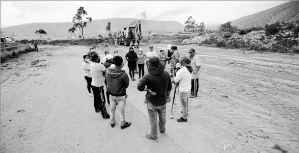  ?? Julio estrella / el comercio ?? •
Los moradores del sector de Moraspungo participar­on en una minga el sábado 3 de abril. Limpiaron y reforestar­on el espacio público.