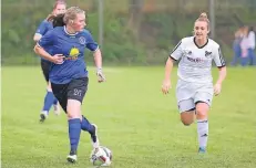  ?? NGZ-FOTO: ANJA TINTER ?? Pilar Stüttgen (l.) treibt das Spiel an. In der laufenden Spielzeit traf die Mittelfeld­spielerin bereits elfmal ins gegnerisch­e Tor – gestern nicht.