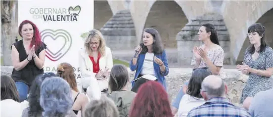  ?? SANTI GARCÍA ?? Junto al río Erika Cadenas, Eugenia Rodríguez Palop, Irene de Miguel, Mavi Mata y Nerea Fernández, ayer en un acto en Badajoz. ▷