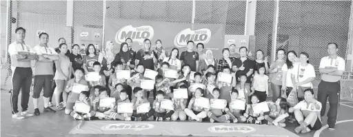  ??  ?? SELESAI: Kanak-kanak berusia enam hingga 12 tahun menamatkan Klinik Juara Futsal Milo berakhir kelmarin.