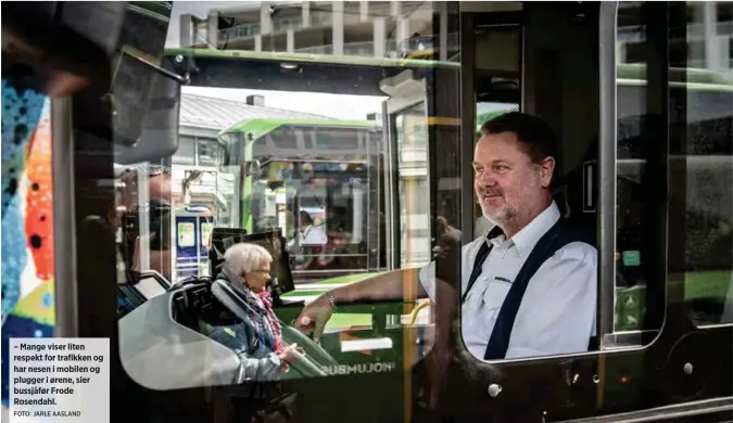  ?? FOTO: JARLE AASLAND ?? – Mange viser liten respekt for trafikken og har nesen i mobilen og plugger i ørene, sier bussjåfør Frode Rosendahl.