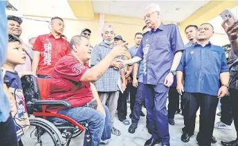  ?? Photo — Bernama ?? Ismail Sabri chats with Felda Lasah se lers in Sungai Siput, Perak during a gathering there yesterday.