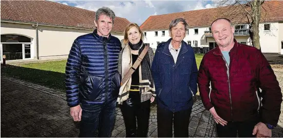  ?? Fotos: Steffen Unger ?? Ein Generation­s- wie Herzenspro­jekt: Kathrin Cuomo-Sachsse und ihr Vater Klaus (2.v.r) freuen sich über den Wandel auf dem Vierseitho­f in Kleinpraga. Unterstütz­t werden sie durch Rolf Weber (l.) und Verwalter James Hemmings.