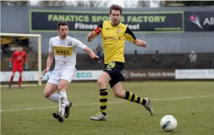  ?? FOTO TOM GOYVAERTS ?? Tim Verstraete­n (rechts) vorig seizoen in actie. Sinds vorige week is de Berchemaan­voerder hersteld van een vervelende voetblessu­re en is hij eindelijk opnieuw van de partij.