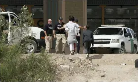  ?? MARK LAMBIE — THE EL PASO TIMES VIA AP ?? A group of asylum seekers cross the border between El Paso, Texas, and Juarez, Chihuahua, Mexico, Thursday.