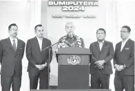  ?? — Gambar Bernama ?? LANCAR: Ahmad Zahid (tengah) ketika sidang media selepas Majlis Prapeluncu­ran KEB 2024 di Bangunan Perdana Putra semalam.