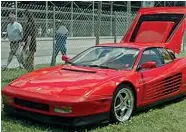  ??  ?? La Testarossa La Testarossa è tra le Ferrari più famose nella storia della casa di Maranello: la sua linea è opera di Pininfarin­a