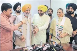  ?? ANIL DAYAL/HT ?? Aam Aadmi Party leaders Sanjay Singh and Bhagwant Mann felicitati­ng Harmail Singh Tohra (2nd from left) and his wife Kuldeep Kaur as the couple joined the party in Chandigarh on Tuesday.