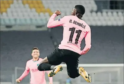  ?? ANTONIO CALANNI / AP ?? Ousmane Dembélé celebrant amb un salt el gol que obria el marcador al Juventus Stadium
