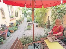  ?? RP-FOTO: THOMAS LAMMERTZ ?? Brigitte Franck an einer beiden gemütliche­n Sitzecken in ihrem Hinterhofg­arten an der Weberstraß­e.