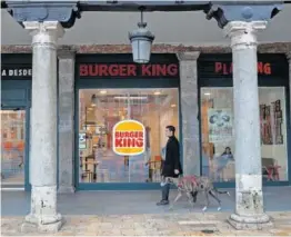  ?? E. F. ?? Fachada del Burger King bajo los soportales de la Plaza Mayor.