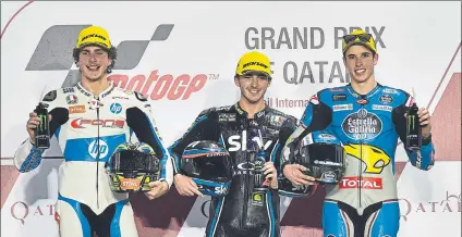  ?? FOTO: EFE ?? Baldassarr­i, Bagnaia y Alex Márquez, primer podio del año en Moto2 Con 21 y 22 años van a estar peleando por el título de Moto2