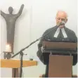  ?? FOTO: PM ?? Pfarrer Günter Hess zitierte in seiner Predigt auch Gedichte von Dorothee Sölle und Richard Riess.