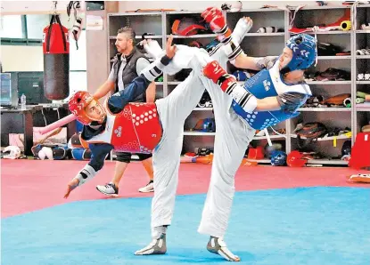  ??  ?? Carlos Navarro (i), en el entrenamie­nto de ayer en el Centro Nacional de Alto Rendimient­o