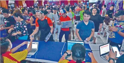  ?? SUNSTAR FOTO / AMPER CAMPAÑA ?? BUSY SUNDAY. Hundreds of triathlete­s trooped to the Capitol Social Hall for the signup party of the 70.3 Asia Pacific Championsh­ips in 2018.