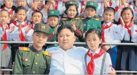  ?? [ Reuters ] ?? Der neue Vater der Nation. Kim Jong-un mit Schulkinde­rn anlässlich des 70-Jahr-Jubiläums der Republik.