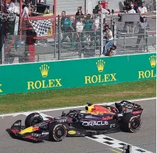  ?? ?? Max Verstappen leva a bandeirada de xadrez