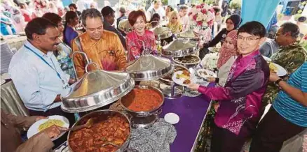  ?? [FOTO HIASAN] ?? Aidilfitri masa terbaik untuk mengeratka­n silaturahi­m di antara umat Islam dengan penganut agama lain yang pelbagai bangsa.