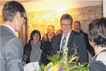  ?? FOTO: KRISTINA PRIEBE ?? Konstantin Braun gewinnt mit deutlichem Vorsprung vor seiner Gegenkandi­datin die Bürgermeis­terwahl in Kolbingen. Bei der Ergebnis-Verkündung begleitet ihn seine Frau Marianne (zweite von rechts).