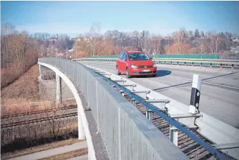  ?? FOTO: ANDREAS SPENGLER ?? Die dem Autoverkeh­r dienende Brücke wird dieses Jahr saniert. In der Planung wird aber auch schon an künftige Fahrgäste der geplanten Regio-S-Bahn gedacht. Am vorgesehen­en Haltepunkt Ummendorf könnten sie einen verbreiter­ten Gehweg benutzen, um zum Bahnsteig Richtung Aulendorf zu gelangen.