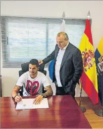  ?? FOTO: UD LP ?? Firmando su contrato hasta el 1 de enero con Las Palmas