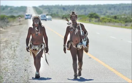  ?? Picture: Henk Kruger/African News Agency (ANA) ?? LONG TREK: Liberation walkers !Xam and Northern Cape Chief !’aru lkhuisi Piet Berendse on the R27 from Langebaan to Cape Town, as they finally complete the 1 000km Indigenous Liberation Walk from Victoria West.