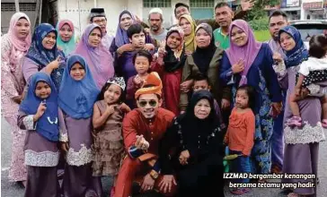  ??  ?? IZZMAD bergambar kenangan
bersama tetamu yang hadir.