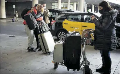  ?? ELISENDA PONS ?? Unos pasajeros se saludan a su llegada al aeropuerto de Barcelona.