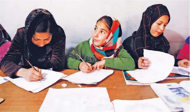  ?? Reuters ?? ↑ Afghan girls attend a class at the Aschiana centre in Kabul.