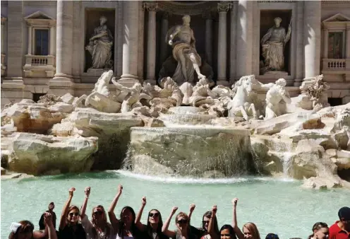  ?? Foto: dpa/Gregorio Borgia ?? Mammon ins kalte Wasser geworfen: Touristen füllen Roms Trevi-Brunnen mit Hartgeld.