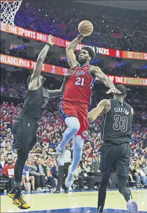  ?? Foto: AP ?? Joel Embiid, pívot camerunés de Philadelph­ia 76ers, machacando