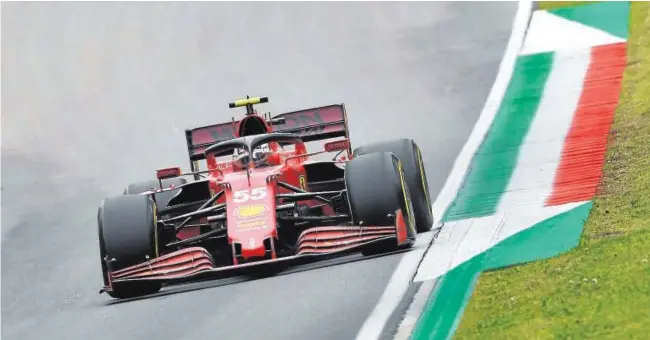  ?? REUTERS ?? Carlos Sainz estuvo en la pelea por el podio en el circuito de Ímola