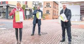  ?? FOTO: STADT MOERS ?? Barbara Folkerts vom Sci Moers, Bürgermeis­ter Christoph Fleischhau­er (Mitte) und Guido Lohmann, Chef der Volksbank Niederrhei­n, freuen sich auf die Nachbarsch­aftsaktion­en.