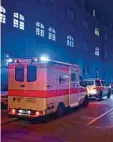 ?? Foto: Thomas Heckmann ?? Feuerwehr und Rettungsdi­enst eilten am Montagaben­d zum Polizeirev­ier Ulm-Mitte. Ein Brandalarm wurde ausgelöst.