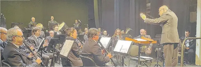  ?? ?? José Solá resolvió con bastante éxito esta vuelta a los conciertos en el Apolo de la Banda de Música de Almería. La Banda, como siempre, excelente.