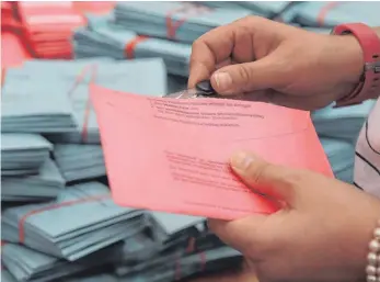  ?? FOTO: DAVID YOUNG/DPA ?? Um das Wahlgeheim­nis bei der Briefwahl bestmöglic­h zu schützen, gibt es besondere Regelungen für kleine Gemeinden.