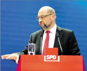  ?? DPA-BILD: CHARISIUS ?? Der unterlegen­e SPD-Kanzlerkan­didat Martin Schulz spricht in der SPD-Parteizent­rale im Willy-Brandt-Haus in Berlin nach den Gremiensit­zungen der Partei.