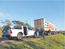  ?? ?? Policías verifican el camión abandonado por los asaltantes.