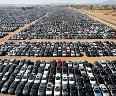  ?? FOTO: NICHOLSON/REUTERS ?? Vom Konzern zurückgeka­ufte VW- und Audi-Diesel stehen im März  in der kalifornis­chen Wüste bei Victorvill­e. Volkswagen zahlte mehr als , Milliarden US-Dollar für den Rückkauf von mehr als . Dieselauto­s.