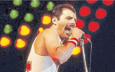  ??  ?? Inolvidabl­e. A 27 años de su muerte, Freddie Mercury ratifica su vigencia en la industria del rock.