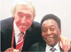  ??  ?? “Descansa en paz, amigo”, escribió Pelé, sobre una foto de ambos lado a lado, ya adultos, sonrientes y estrechand­o las manos.