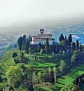  ??  ?? La collina Il santuario «panoramico»