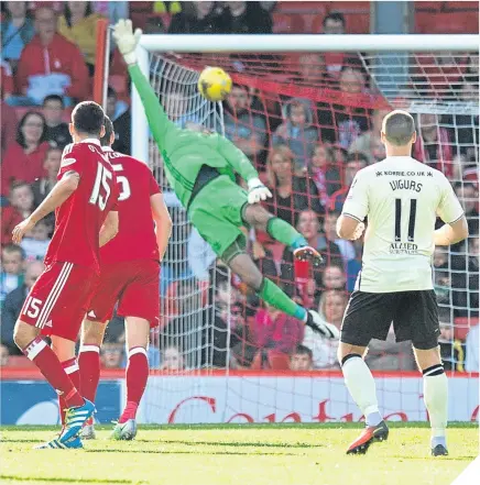  ??  ?? Iain Vigurs scores a long-range strike to equalise for Caley Thistle.