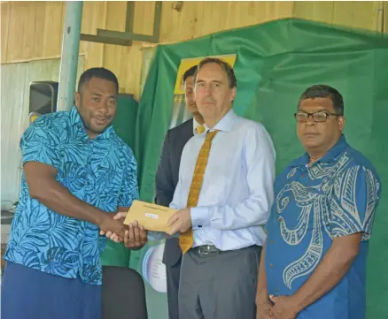  ?? Photo: Mereleki Nai ?? Ilaisa Liganivai Vuinakelo (left) receiving the assistance from the British High Commission­er to Fiji George Edgar with Minister for Agricultur­e Mahendra Reddy at the Legalega Research Station.