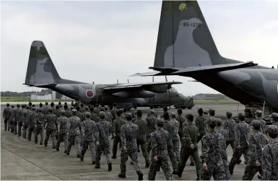  ?? The Yomiuri Shimbun ?? SDF personnel board C-130 transport aircraft at the Iruma Air Base in Saitama Prefecture on Aug. 24 ahead of a mission to evacuate Japanese nationals and others from Afghanista­n.