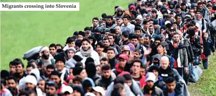  ??  ?? Migrants crossing into Slovenia