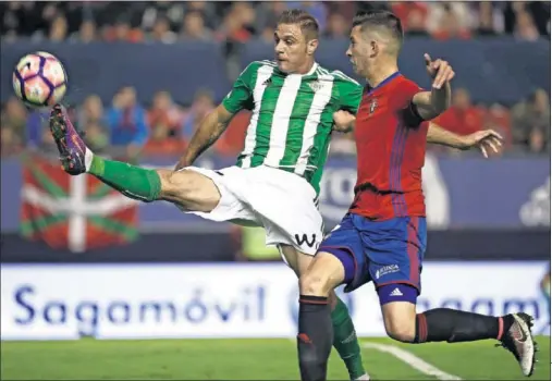  ??  ?? GOLEADOR Y PROTAGONIS­TA. Joaquín alcanza el balón que superó a Nauzet y le dio al Betis el primer tanto del encuentro.